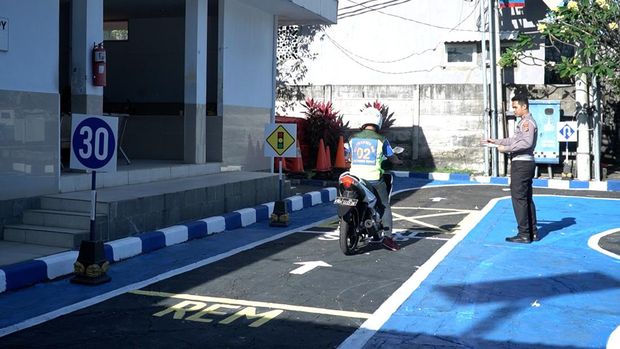 Lintasan praktik uji SIM C berbentuk 'S' di Satlantas Polresta Denpasar. (Dok. Polresta Denpasar)
