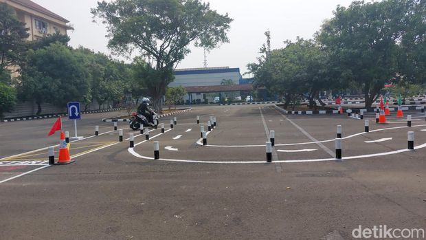 Lintasan 'S' resmi diberlakukan di Satpas Daan Mogot, 4 pemoon SIM gagal
