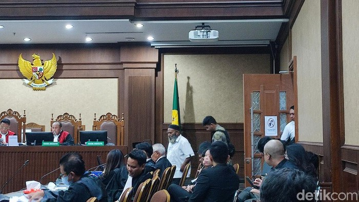 Lukas Enembe minta izin ke toilet untuk kedua kalinya di tengah sidang. (Wilda/detikcom)