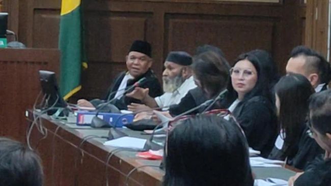 Lukas Enembe (pakai kemeja putih)-(Wilda/detikcom)
