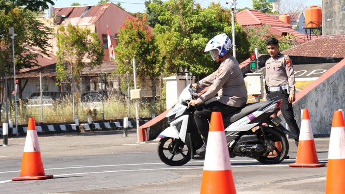 Kapolrestabes Makassar Kombes Pol Mokhamad Ngajib menjajal sirkuit praktik SIM C yang baru dengan model huruf S.