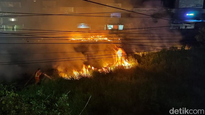 Lahan kosong di depan Makassar Town Square (MTos), Kota Makassar, Sulawesi Selatan (Sulsel) mengalami kebakaran.