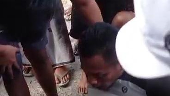 Maling motor ngumpet di gorong-gorong usai aksinya terciduk emak-emak. Foto diunggah Senin (7/8/2023).