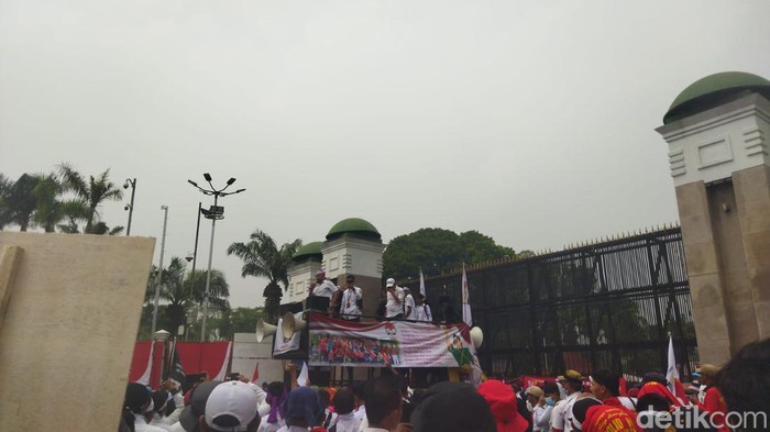 Massa tenaga honorer lintas profesi demo di depan Gedung DPR. Mereka meminta diangkat menjadi ASN tanpa harus tes. (Kurniawan Fadhilah/detikcom)