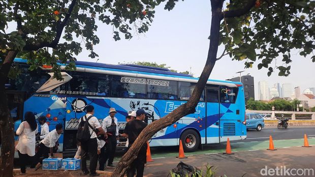 Massa tenaga honorer lintas profesi yang demo di depan gedung DPR RI telah membubarkan diri. Lalu lintas di Jalan Gatot Subroto arah Grogol kembali normal. (Annisa AR/detikcom)