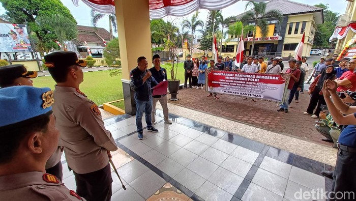 Massa Tribhata Banyumas menggelar aksi menuntut Rocky Gerung ditangkap atas ucapannya yang dinilai menghina Presiden Jokowi, di Mapolresta Banyumas, Senin (7/8/2023).