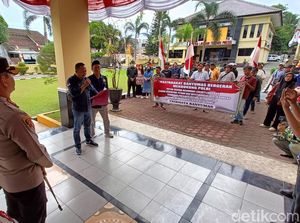 Massa Geruduk Polresta Banyumas, Serukan Penjarakan Rocky Gerung