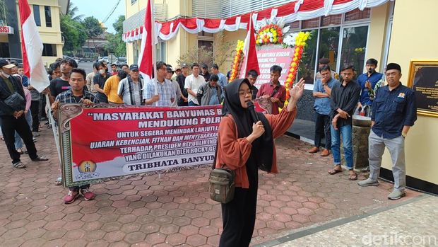 Massa Tribhata Banyumas menggelar aksi menuntut Rocky Gerung ditangkap atas ucapannya yang dinilai menghina Presiden Jokowi, di Mapolresta Banyumas, Senin (7/8/2023).