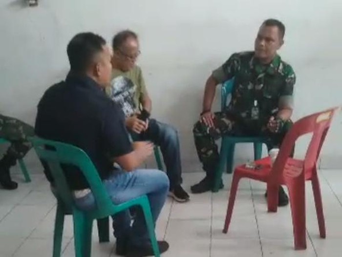 Mayor Dedi Hasibuan (seragam) TNI saat mengintervensi PS Kasat Reskim Polrestabes Medan Kompol Teuku Fathir. (Foto: Istimewa)