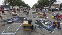 Musim panas sedang berlangsung saat para seniman mengikuti festival mural tahunan Chalk the Block. 