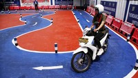 Korlantas Polri resmi mengubah rute ujian praktik Surat Izin Mengemudi (SIM) sepeda motor dari yang sebelumnya zigzag dan 8 menjadi rute berdesain S.  