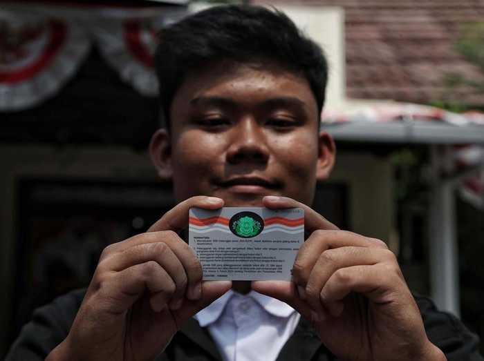 Rute ujian praktik SIM sepeda motor telah diubah dari zigzag dan 8 menjadi rute S. Begini suasana ujian tes SIM lintasan letter S.