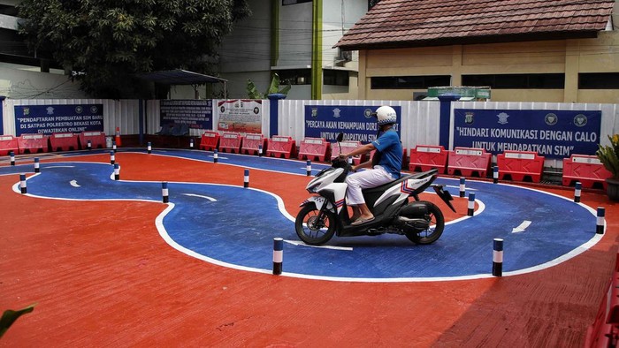 Melihat Ujian Praktik SIM Rute S Rute ujian praktik SIM sepeda motor telah diubah dari zigzag dan 8 menjadi rute S. Begini suasana ujian tes SIM lintasan letter S.
