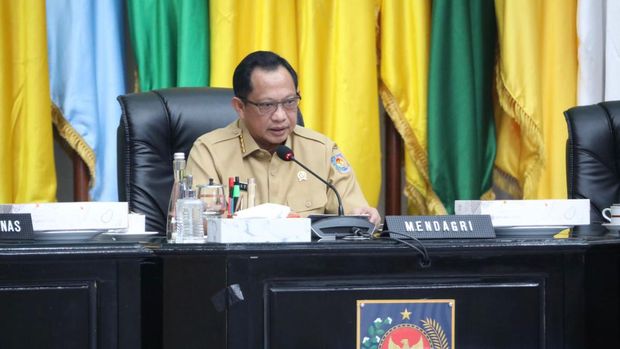 Menteri Dalam Negeri (Mendagri) Tito Karnavian mengungkap instruksi Presiden Joko Widodo (Jokowi) untuk mempersiapkan dan memastikan ketersediaan beras nasional tetap terpenuhi di tengah fenomena iklim El Nino.