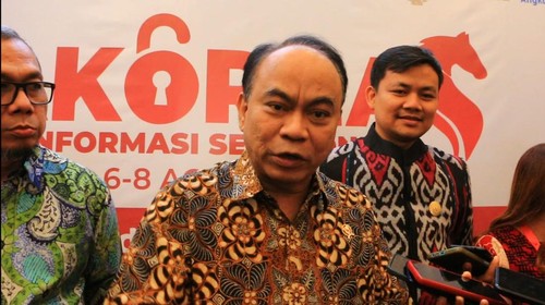 Menteri Komunikasi dan Informatika (Menkominfo) Budi Arie usai mengahadiri acara pembukaan Rapat Kerja Nasional (Rakernas) Komisi Informasi (KI) di Lombok Raya Hotel Mataram, NTB, Senin (7/8/2023).