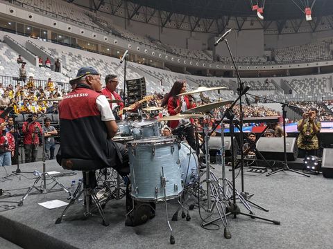 Menteri PUPR Basuki Hadimuljono bermain drum mengiringi lagu Coklat yang berjudul luka lama. (CNBC Indonesia/Emir)