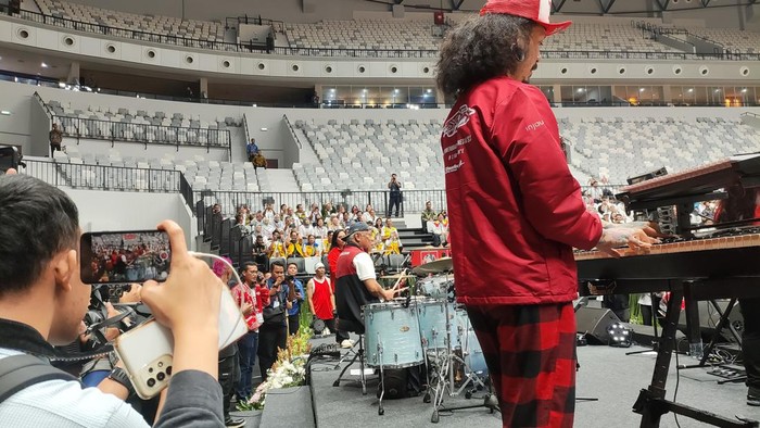 Menteri PUPR Basuki main drum bersama Cokelat di hadapan Jokowi (Marlinda-detikcom)