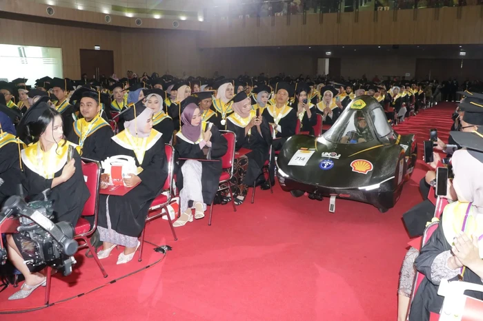 Mobil Listrik Ikutan Wisuda Universitas Jember