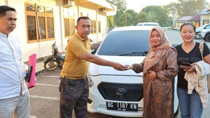 Mobil yang sempat ditahan Aipda Ari akhirnya diserahkan ke pelapor oleh Polres Tebo. (Foto: Istimewa)