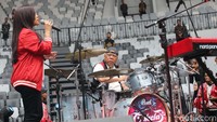 Dalam penampilannya, Menteri PUPR dan Groupband Coklat membawakan lagu Luka Lama.