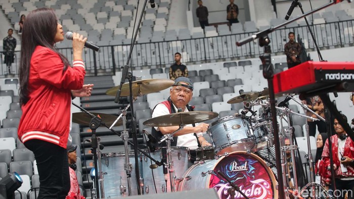 Momen Menteri Basuki jadi Drummer Cokelat di Indonesia Arena Momen Menteri Basuki jadi Drummer Cokelat di Indonesia Arena
