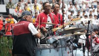 Pak Bas sapaan akrabnya, tampak sangat piawai dalama menggebuk drum.