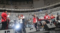 Meski begitu, Jokowi menyebut  permainan Menteri Basuki masih kalah dengan drummer Led Zeppelin, John Bonham disaat berlangsungnya jumpa pers.
