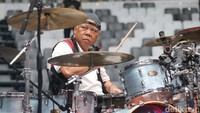 Groupband Coklat menjadi band pertama yang bermain di Indonesia Arena saat berlangsungnya peresmian Indonesia Arena yang dilakukan oleh Presiden RI Joko Widodo, Senin (7/8/2023). Namun, setelah lagu kedua vokalis band Coklat Kikan mengajak menteri PUPR Basuki Hadimuljono untuk bermain drum bersama mereka.