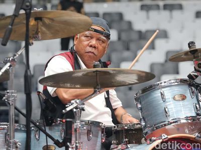 Momen Menteri Basuki jadi Drummer Cokelat di Indonesia Arena