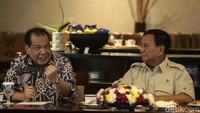 Silaturahmi dalam bentuk diskusi berjalan dinamis, serius namun tetap santai.  