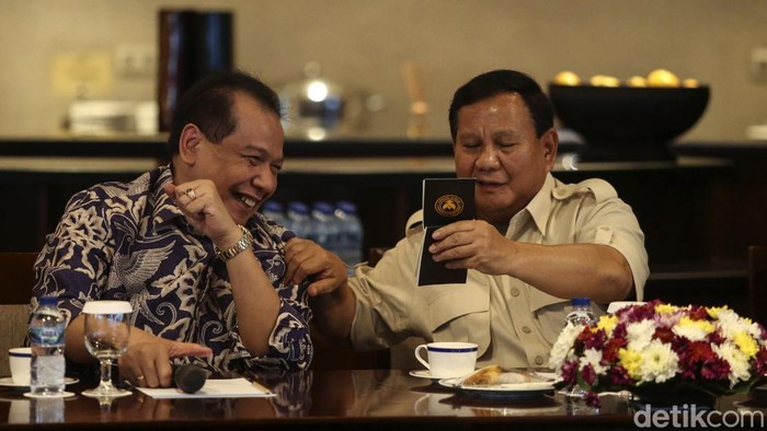 Momen Prabowo Silaturahmi dengan Keluarga Besar Transmedia Menteri Pertahanan RI Prabowo Subianto melakukan silaturahmi dengan keluarga besar Transmedia di Menara Bank Mega, Jl Kapten Tendean, Mampang Prapatan, Jakarta Selatan, Senin (7/8/2023). Silaturahmi dalam bentuk diskusi berjalan dinamis, serius namun tetap santai.