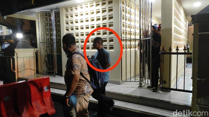 Momen pria berinisal ARH tersangka kasus pemalsuan tanda tangan sertifikat tanah keluar dari Polrestabes Medan. (Foto: Tim detikSumut)