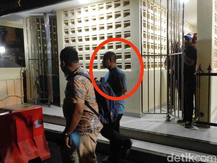 Momen pria berinisal ARH tersangka kasus pemalsuan tanda tangan sertifikat tanah keluar dari Polrestabes Medan. (Foto: Tim detikSumut)