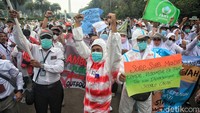 Beberapa pendemo tampak memakai baju hazmat.  