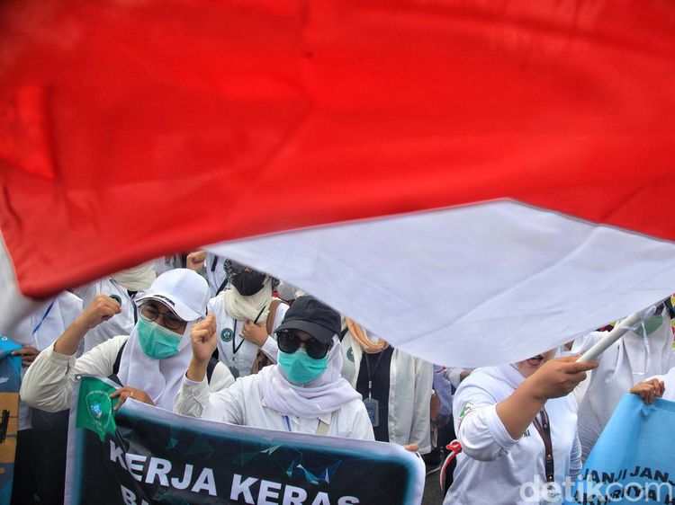 Nakes hingga Sopir Ambulans Demo Minta Diangkat Jadi ASN