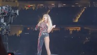 Tapi si mba Taylor itu emang layak sih di idolakan segitu banyak orang, TOP dia! Dari awal mulai sampe akhir, VIBE nya seru terus, ga dikasih turun sayy, terangnya lagi. Foto: instagram Nia Ramadhani