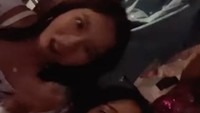SWIFTIES! Jam 11 pagi ditelf Ni, nonton konser @taylorswift mau ga? Menurut ngana? Ya maulahh kak @adindabakrie !! Makasihh kakak, buatt ajakin aku dan Mikha bisa seneng seneng sama sama kemarin malam!!! jelasnya dalam Instagram miliknya. Foto: instagram Nia Ramadhani