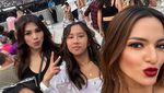 Seru Abis! 5 Gaya Nia Ramadhani Nonton Konser Taylor Swift di LA
