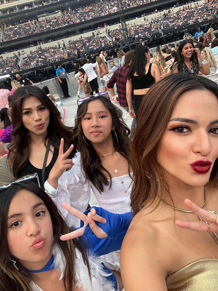 Nia Ramadhani nonton konser Taylor Swift.