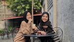 Nissa Sabyan Nongkrong di Kafe Bareng Ayus dan Para Fans