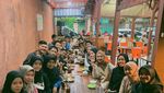 Nissa Sabyan Nongkrong di Kafe Bareng Ayus dan Para Fans