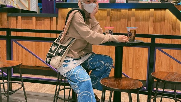 Nissa Sabyan Nongkrong di Kafe Bareng Ayus dan Para Fans
