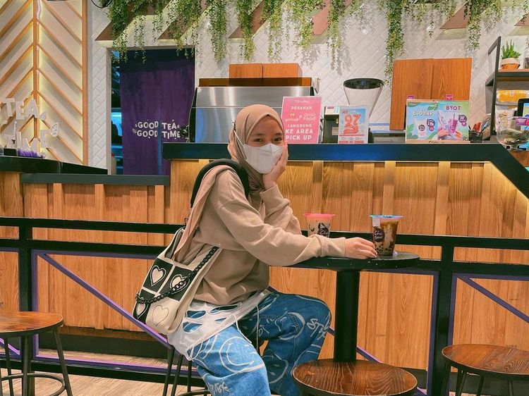 Nissa Sabyan Nongkrong di Kafe Bareng Ayus dan Para Fans