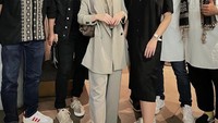 Nissa dan Ayus Sabyan tampak bersama di sebuah restoran yang ada di Mall Kota Kasablanka. Begini momen keduanya bersama rekan grup Sabyan lainnya. Foto: Instagram @nissa_sabyan