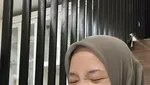 Nissa Sabyan Nongkrong di Kafe Bareng Ayus dan Para Fans