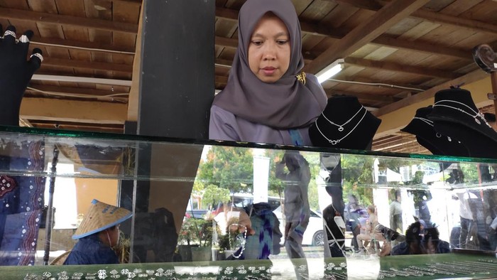 Farida Pengrajin perhiasan dan perak dari Tanjung Raja, OI. Foto: Welly Jasrial Tanjung/detikSumbagsel