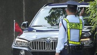Seorang petugas keamanan memberi isyarat ke sebuah mobil dengan pelat diplomatik dan bendera Tiongkok saat ia parkir di Departemen Luar Negeri Filipina di Manila, Filipina pada Senin, 7 Agustus 2023. Pemerintah Filipina memanggil duta besar Tiongkok pada Senin untuk menyampaikan protes diplomatik atas penggunaan meriam air oleh penjaga pantai China terhadap kapal pasokan Filipina di Laut China Selatan yang disengketakan, kata seorang pejabat Filipina. (Foto AP/Aaron Favila)  