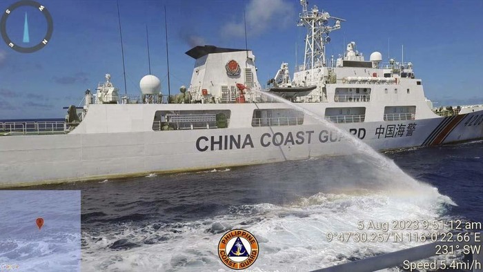 Tegang! Kapal China Menembakkan Meriam Air ke Kapal Filipina