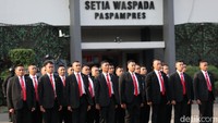 Selain berseragam militer, sebagian prajurit mengikuti upacara pembaretan Panglima TNI dengan mengenakan jas khas Paspampres.
