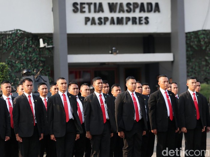 Panglima TNI Laksamana Yudo Margono menerima brevet dari Pasukan Pangamanan Presiden di Mako Paspampres, Jakarta, Senin (7/8/2023). Penghargaan ini diharapkan dapat memperkuat jajaran Paspampres di bawah komando TNI.